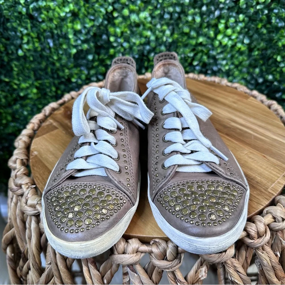 FRYE Kira Distressed Studded Taupe Leather boho Low Top Lace Up Sneakers‎